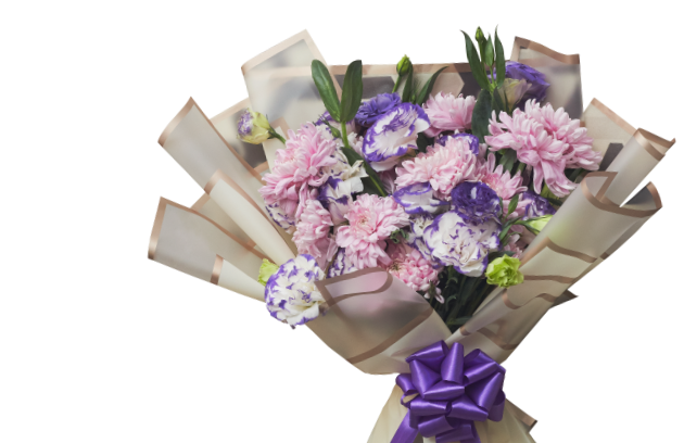 ramo de gerberas bicolor con flor statice y envuelto con papel negro con moño rojo