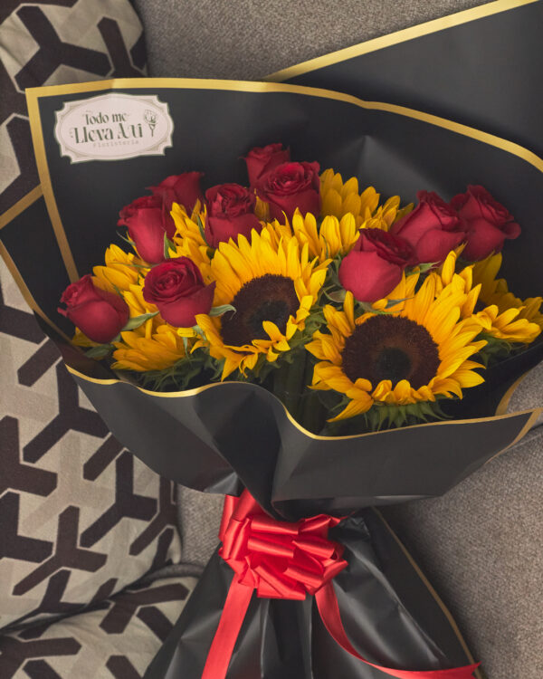 ramo_de_girasoles_y_rosas_rojas_con_papel_coreano_2 Vista superior de ramo con girasoles y rosas rojas, envuelto en papel coreano negro con estructura redonda.