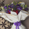 ramo_de_rosas_y_lisianthus_3 Vista superior de ramo buchón con rosas rojas y lisianthus morados, envuelto en papel coreano blanco con diseño elegante.