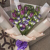 ramo_de_tulipanes_y_lisianthus_1 Vista superior de ramo con tulipanes y lisianthus morados, estructura coreana y envoltura de papel coreano color crema.