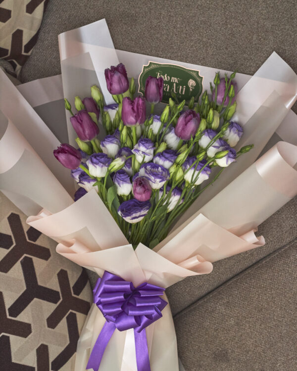 ramo_de_tulipanes_y_lisianthus_1 Vista superior de ramo con tulipanes y lisianthus morados, estructura coreana y envoltura de papel coreano color crema.