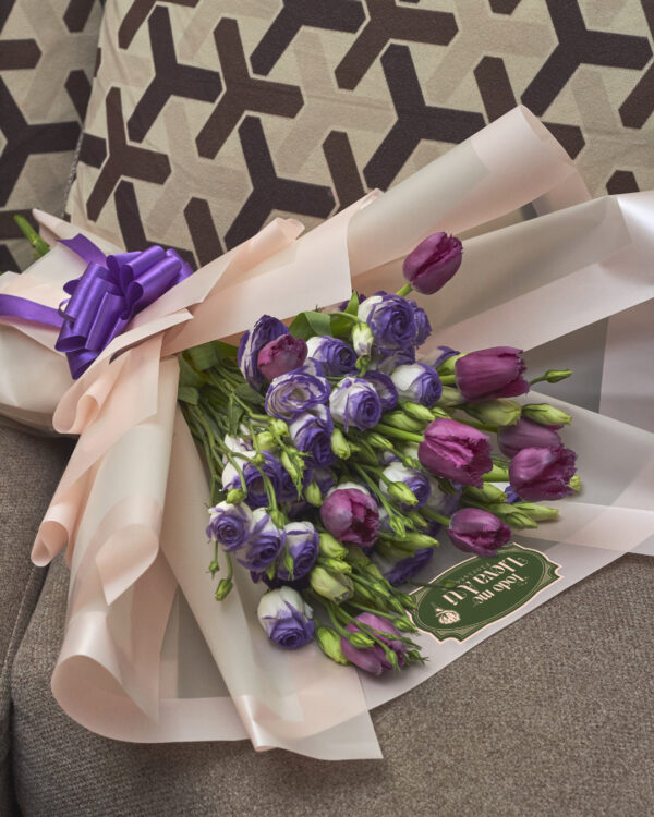 IMG_5747ramo_de_tulipanes_y_lisianthus_2 Detalle cercano de tulipanes y lisianthus morados en ramo con estructura coreana, envuelto en papel coreano color crema, mostrando textura y armonÃa floral.