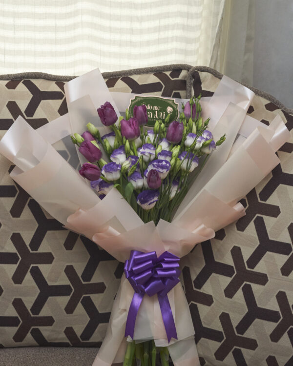 ramo_de_tulipanes_y_lisianthus_3 Ramo de tulipanes y lisianthus morados con estructura coreana, envuelto en papel coreano color crema, arreglo floral elegante visto de frente.