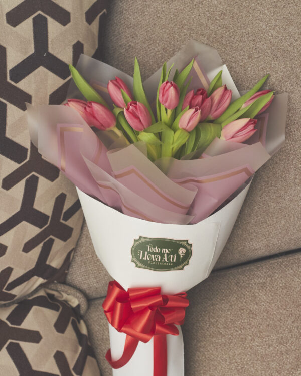 ramo_de_tulipanes_1 Vista superior de ramo de tulipanes fucsia envuelto con papel coreano color vino y papel blanco, arreglo floral moderno y elegante.