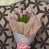 ramo_de_tulipanes_3 Ramo de tulipanes rosa envuelto con papel coreano rosado y papel blanco, composición floral delicada vista de frente.