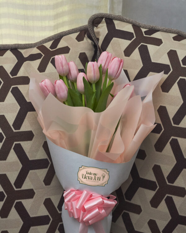 ramo_de_tulipanes_3 Ramo de tulipanes rosa envuelto con papel coreano rosado y papel blanco, composición floral delicada vista de frente.