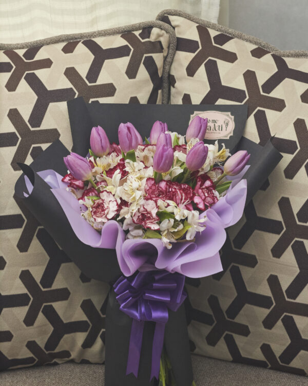 ramo_de_tulipanes_astromelias_y_claveles_2 Ramo de tulipanes morados con astromelias blancas y claveles pintos, envuelto con papel coreano morado y negro, decorado con moño morado, arreglo floral elegante visto de frente.