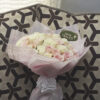 ramo_buchon_de_rosas_tonos_pastel_1 Ramo de 50 rosas en tonos pastel rosados y blancos, envuelto en papel coreano rosa con moño blanco, arreglo floral elegante visto de frente.