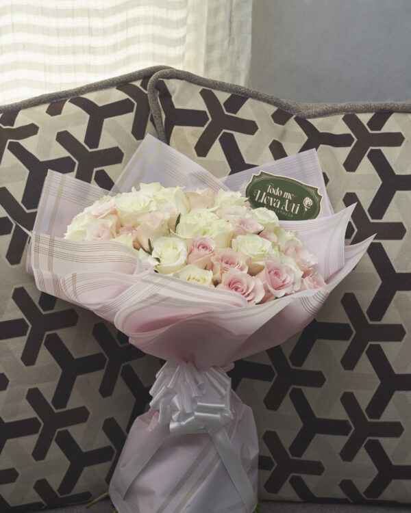 ramo_buchon_de_rosas_tonos_pastel_1 Ramo de 50 rosas en tonos pastel rosados y blancos, envuelto en papel coreano rosa con moño blanco, arreglo floral elegante visto de frente.