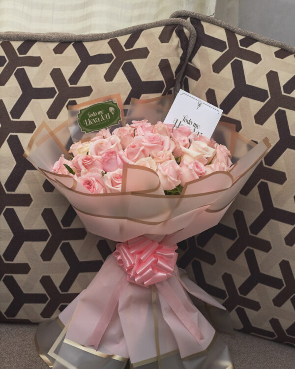 ramo_buchon_de_rosas_tonos_pastel_2 Ramo de 50 rosas en tonos pastel rosados y blancos, envuelto en papel coreano rosa con moño del mismo tono, composición floral romántica vista de frente.