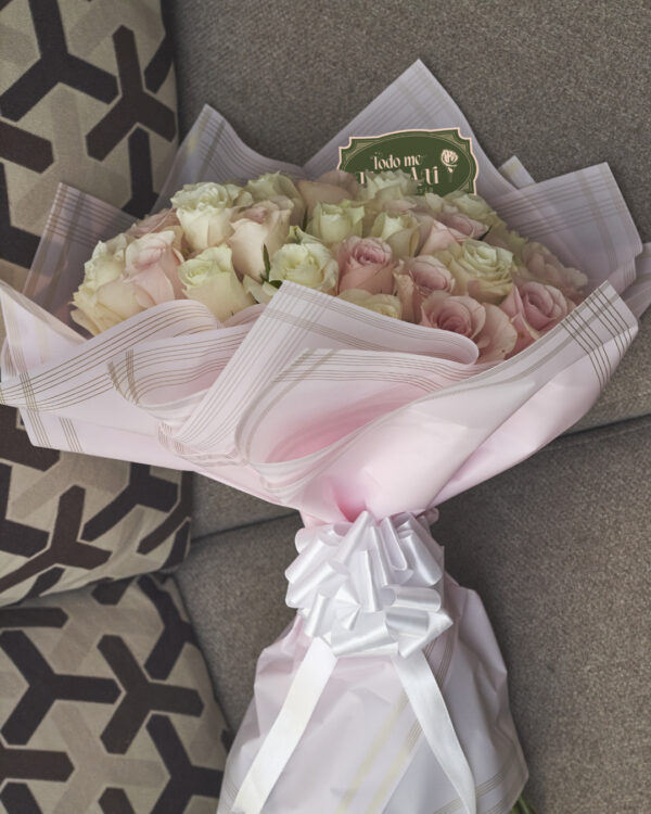 ramo_buchon_de_rosas_tonos_pastel_3 Vista superior de ramo con 50 rosas en tonos pastel rosados y blancos, envuelto en papel coreano rosa con moño blanco.