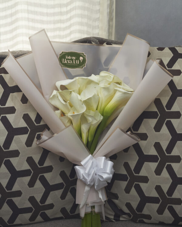 ramo_de_alcatraces_1 Vista frontal de bouquet de alcatraces con tendencia de envoltura coreana suave.