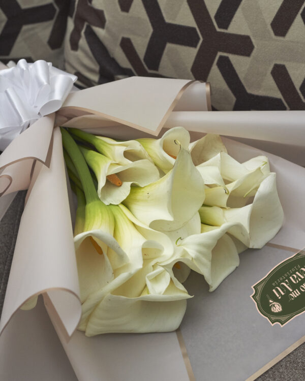 ramo_de_alcatraces_2 Primer plano de los alcatraces y el detalle de la elegante envoltura de papel coreano.