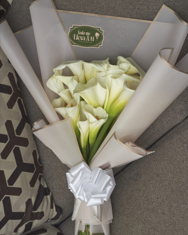 ramo_de_alcatraces_3 Vista aérea de bouquet de alcatraces, destaca el volumen del papel coreano suave.