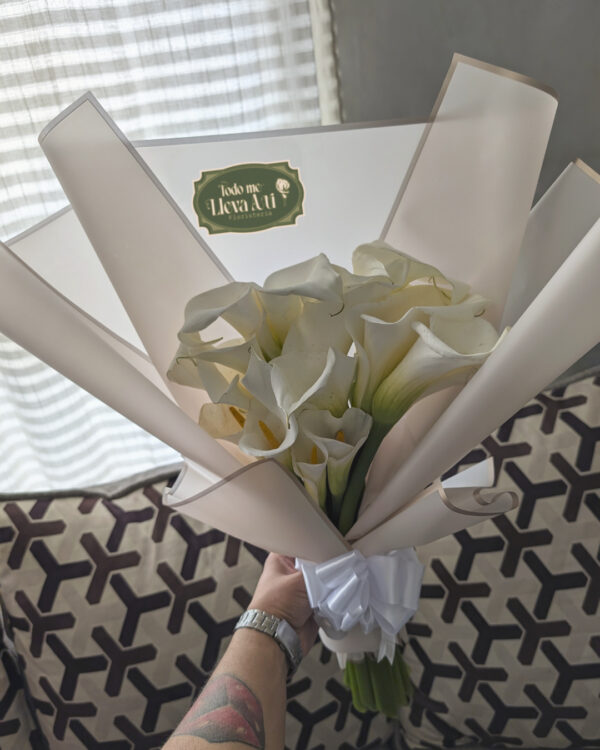 ramo_de_alcatraces_4 Ramo de alcatraces envuelto en papel coreano sostenido en mano para ver el tamaño.